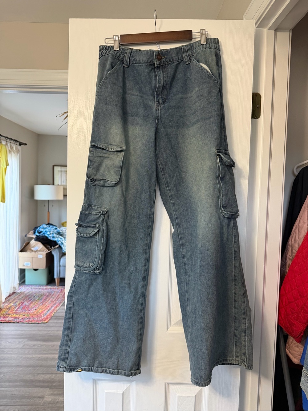 Womens Wide-Leg Cargo Jeans in Faded Blue